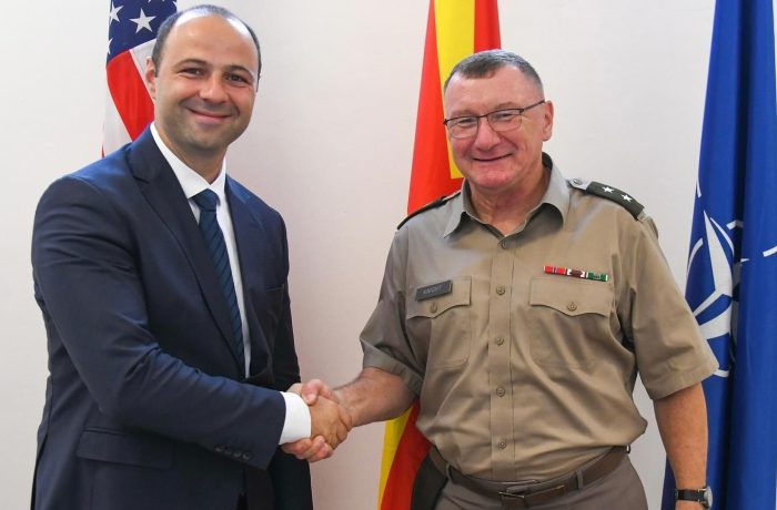 ПОСЕТА НА ВОЕН ПРЕТСТАВНИК ОД САД: Командантот на Националната гарда на Вермонт, генерал-мајор Грегори Најт доаѓа во Македонија