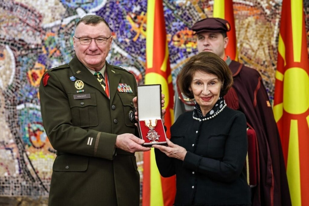 Сиљановска-Давкова го одликуваше генерал-мајор Грегори Најт, командантот на Националната гарда на Вермонт со Орден за воени заслуги