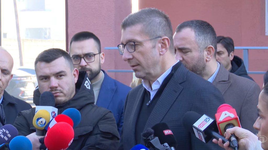 Мицкоски вели дека Обвинителството треба да се позанимава со СДСМ околу изјавите за мигрантите