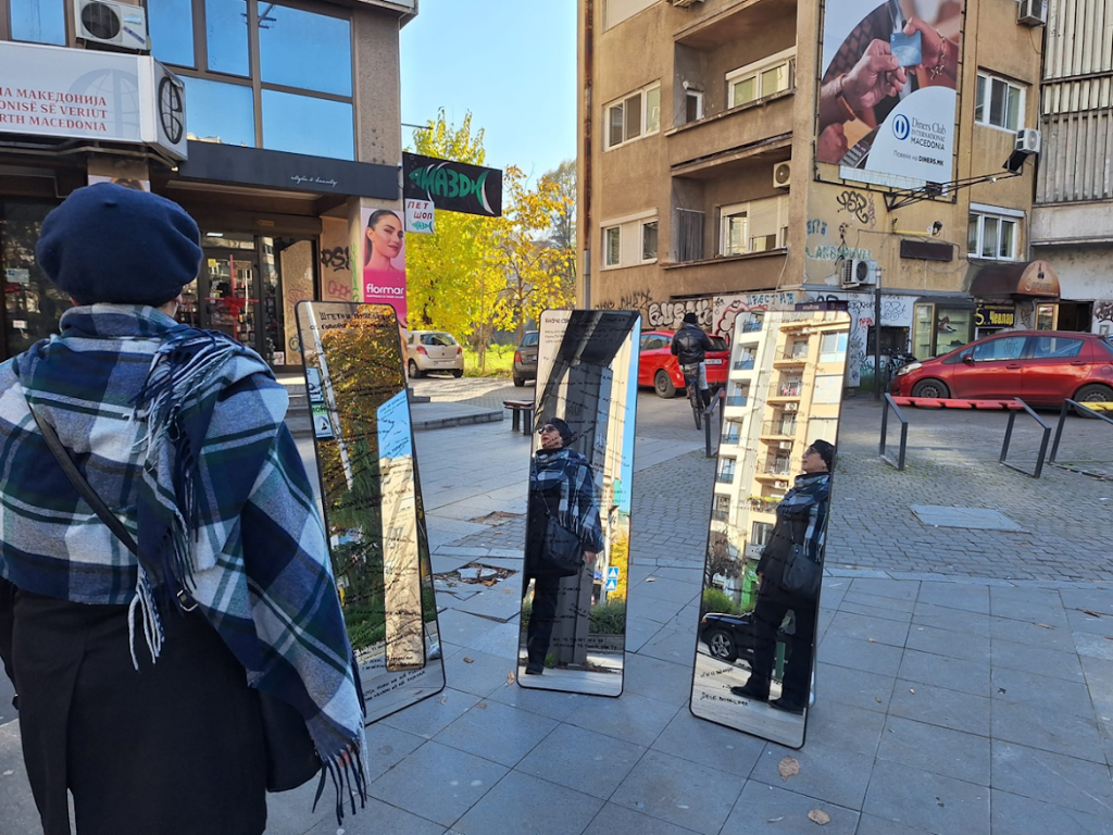 [Фото] Преку акцијата „Огледало“, граѓаните се „судруваат“ со сопственото лице и говорот на омраза