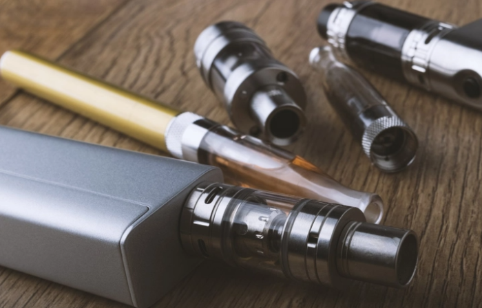 Еден во кома: Неколку млади Белгијци хоспитализирани по пушење е-цигари од „домашно производство“