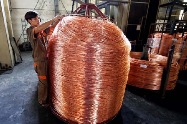 Цената на бакарот руши рекорди: трговската политика и прекините во рударството го туркаат пазарот нагоре