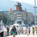 Третина од домаќинствата во земјава живеат во трисобен стан меѓу 51 и 70 метри квадратни, 71% се греат на цврсти горива, а 20% на струја