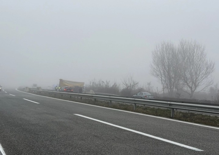 Повреден возач по судир на две товарни возила на автопатот Скопје-Тетово