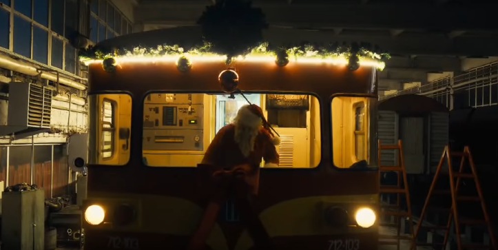 СПЕЦИЈАЛНО УКРАСЕН НОВОГОДИШЕН ВОЗ: Железници на Македонија се вклучи во празничната атмосфера