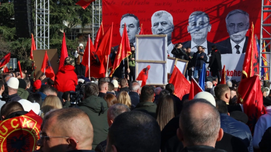 „ОВК НЕ БЕШЕ КРИМИНАЛНА ОРГАНИЗАЦИЈА, СЕ БОРЕШЕ ЗА ЕДНАКВОСТ НА АЛБАНЦИТЕ“: Протест за поддршка на осудените водачи на УЧК