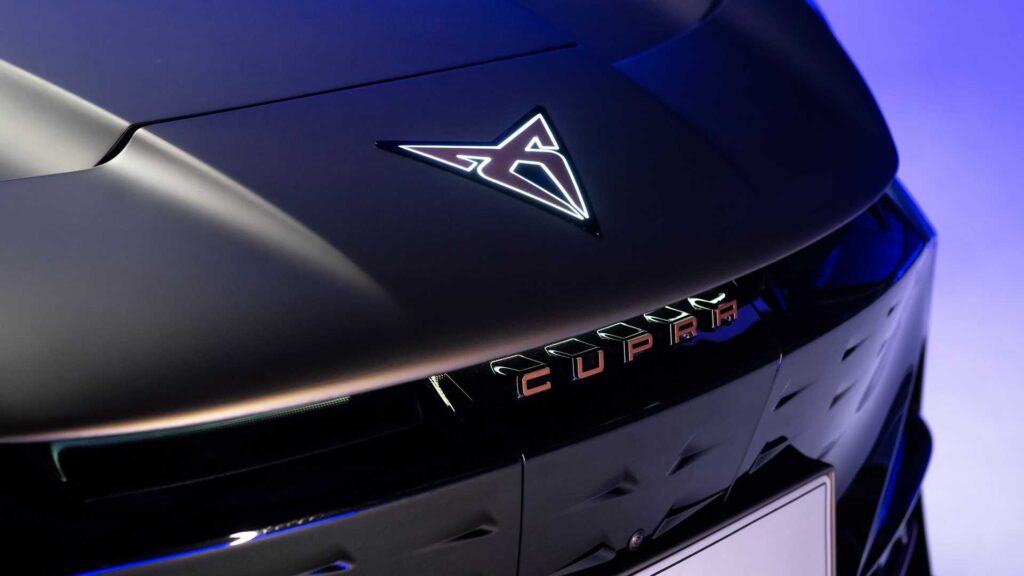 Зошто сè повеќе автомобили имаат светлечки логоа