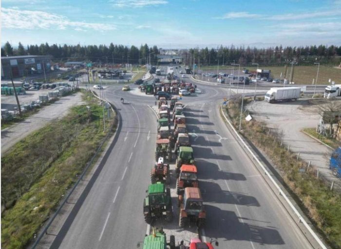 ЗЕМЈОДЕЛЦИТЕ ОТВОРИЈА ПАТ ЗА ГРЦИЈА: Поради Нова година, од денеска до петок нема да ги блокираат патиштата и граничните премини