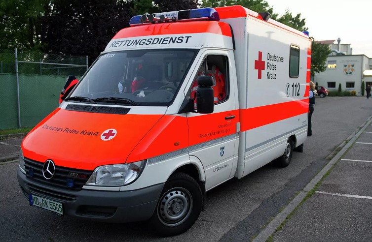 Нов опасен тренд од Тикток кај тинјеџерите – си ја пијат сопствената крв и завршуваат во болница