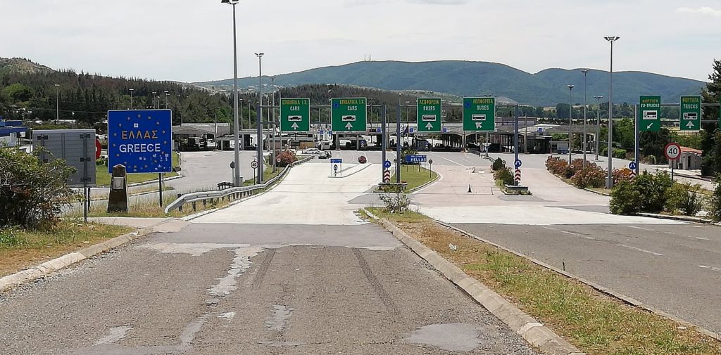 Грчките земјоделци ја блокираа границата со Македонија: Од 19 часот целосно затворен преминот „Евзони“