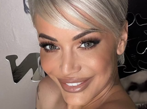 Градите „пукаат“ во жешкото деколте – Водителката ги „запали“ социјалните мрежи 