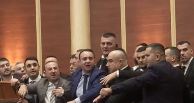 Хаос, дебати и физички судири на последната пленарна седница на албанскиот парламент за 2025 година