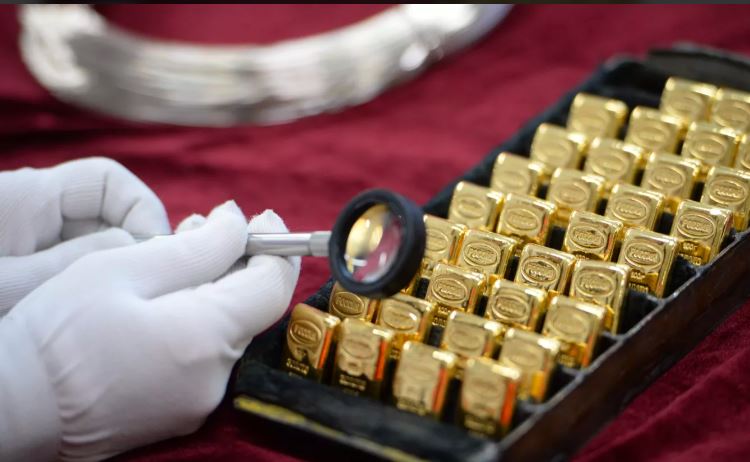 Рекордна цена на златото, доларот на најниско ниво во два ипол месеци, нафтата поскапе