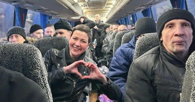 БЕЛОРУСИЈА ОСЛОБОДИ 123 ЗАТВОРЕНИЦИ, МЕЃУ КОИ АКТИВИСТКАТА КОЛЕСНИКОВА И НОБЕЛОВЕЦОТ БЈАЉАЦКИ, ОТКАКО САД СЕ СОГЛАСИЈА ДА ГИ УКИНАТ САНКЦИИТЕ