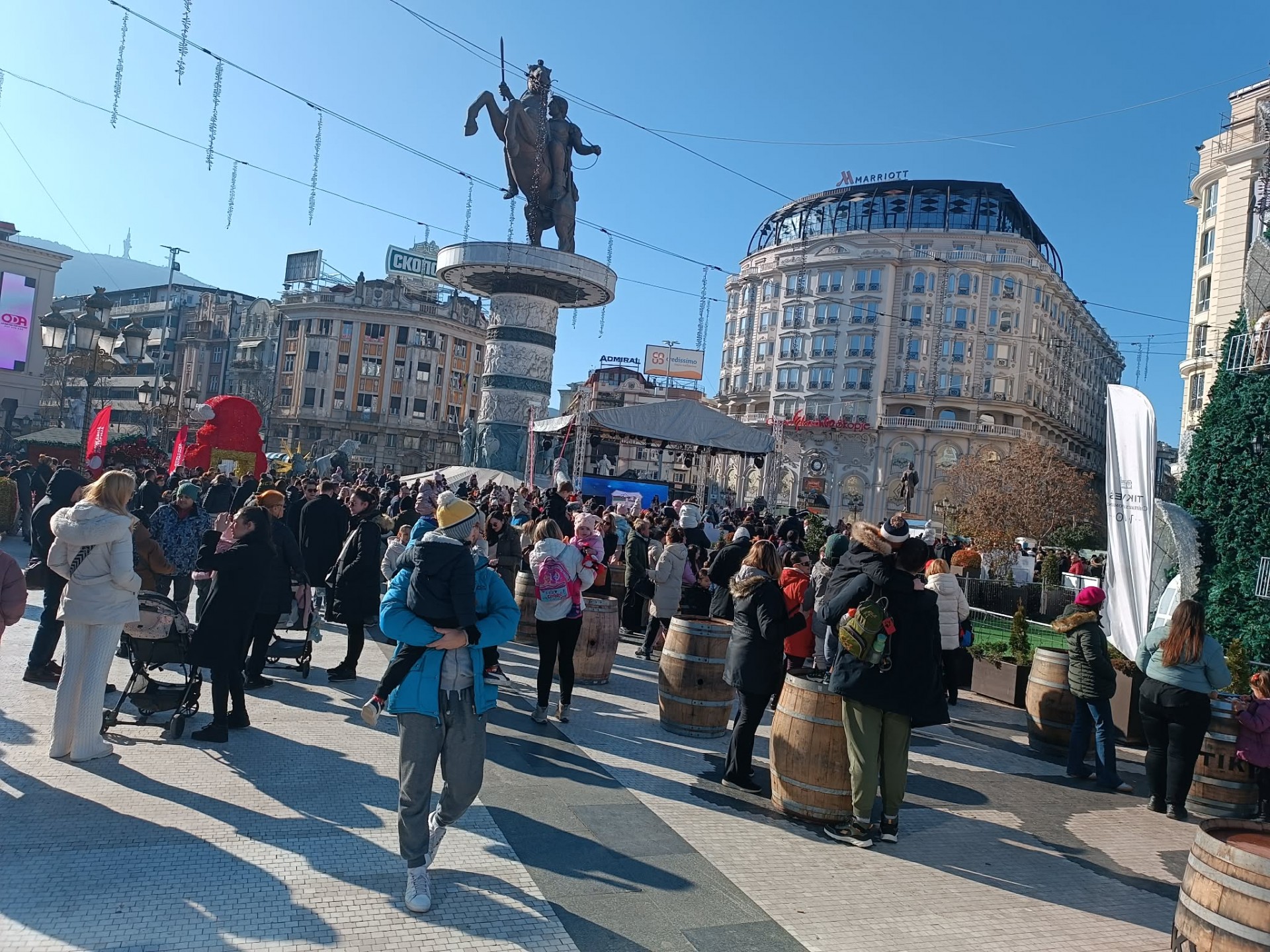 НОВОГОДИШНИ ПАКЕТЧИЊА ЗА НАЈМЛАДИТЕ НА ПЛОШТАДОТ МАКЕДОНИЈА - празничните забави продолжуваат и следните денови