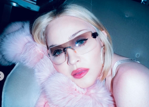 Мадона во розов корсет во различни пози  – Американската поп-икона има талент да ја плени публиката