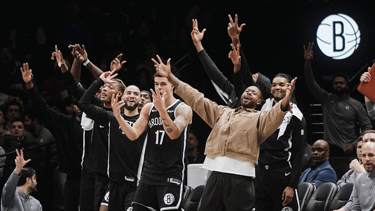 Бакс се обрука во Бруклин, шутерско шоу на Кари, Лејкерс за малку ќе изгубеше добиен меч