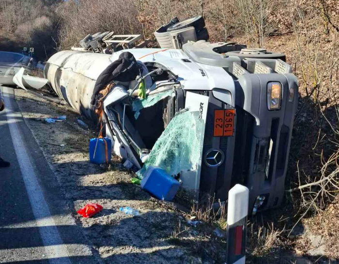 Повеќе од 24 часа во целосен прекин сообраќајот Струга – граничен премин „Ќафасан“