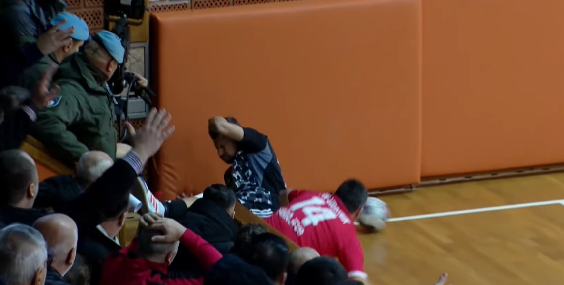 Избегната трагедија: Велкоски на мал фудбал удри со глава – директно во ѕид (ВИДЕО)