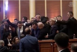 ВИДЕО: Хаос во албанскиот парламент, пратениците се тепаа, летаа чадни бомби и шишиња
