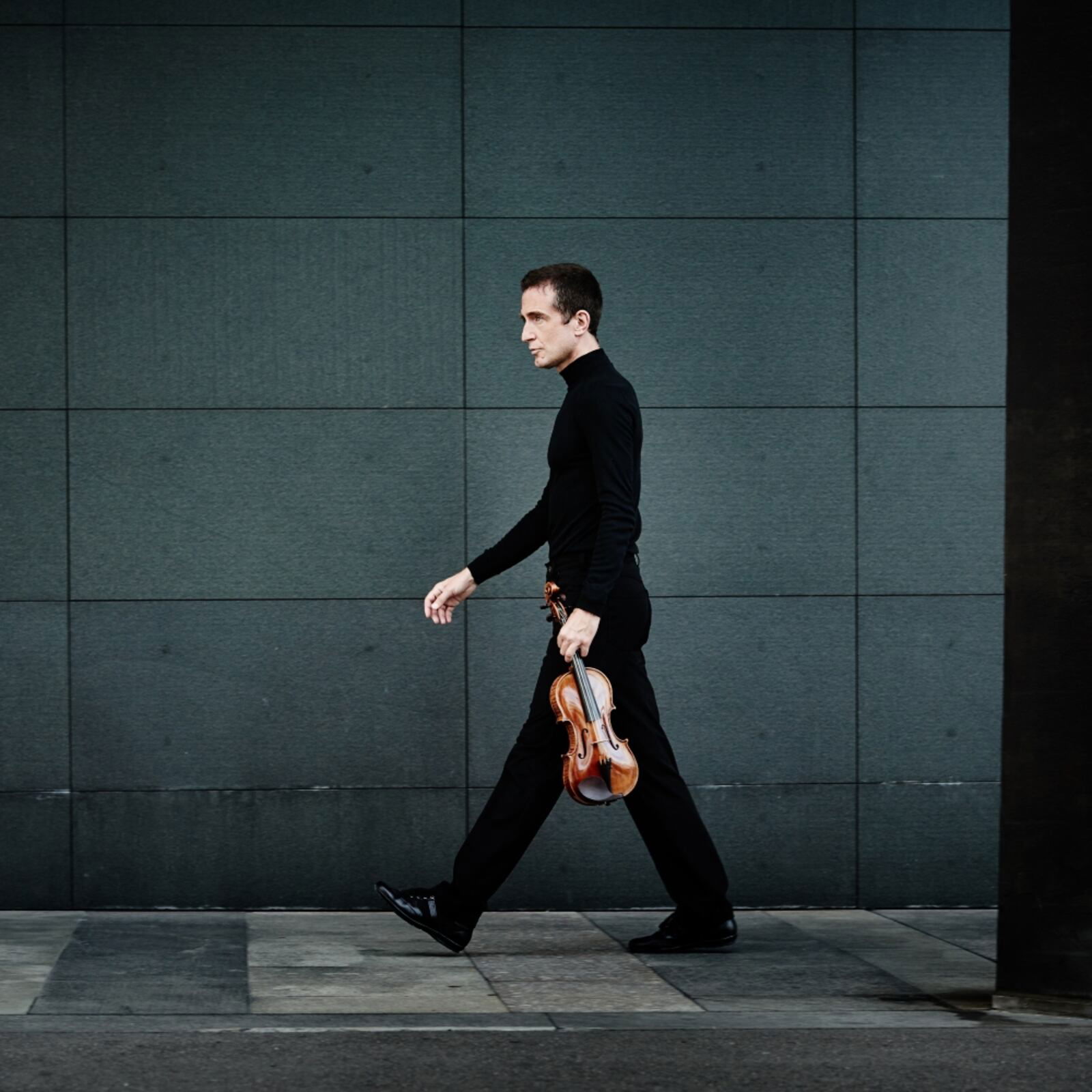 Интервју со маестро Теди Папаврами, виолинист: Љубопитноста и посветеноста го носат музичарот над границите