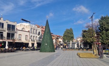 Почна новогодишното украсување на Охрид