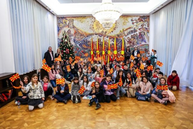 Церемонија на свечено менување на државното знаме во Кабинетот на Сиљановска-Давкова