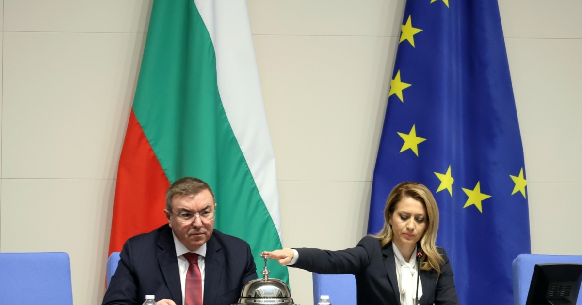 Бугарскиот парламент едногласно ја прифати оставката на владата