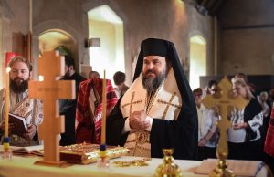 Романски архиереј им донесе божикна порака на затворениците во Англија