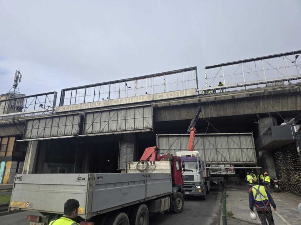 Ивановски: Отстранет првиот билборд од Железничката станица Скопје!