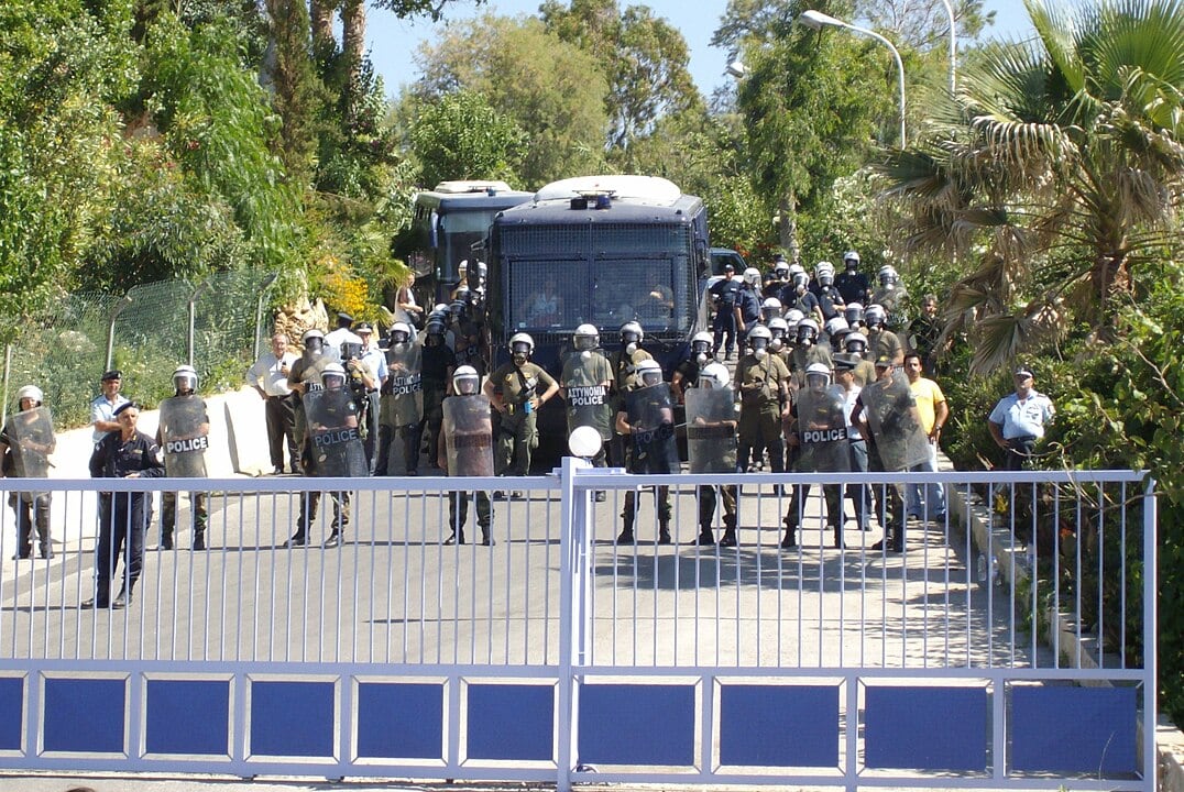 НЕЗАДОВОЛНИТЕ ЗЕМЈОДЕЛЦИ НА КРИТ НАПРАВИЈА ‘РШУМ НА АЕРОДРОМОТ: Протестите ескалираат со блокади на патишта, аеродроми и пристаништа