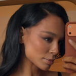 (Фото) Безобразно „селфи“: Едита се сликаше речиси гола пред огледало, обожавателите останаа без зборови!