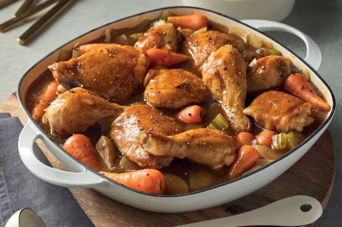 Класичниот рецепт за пилешко во тава е совршен семеен оброк – се подготвува за 10 минути
