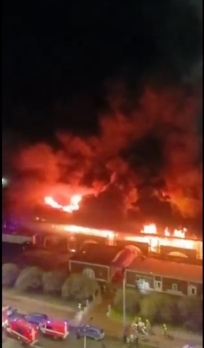 (ВИДЕО) Пожар изби на пазарот во Санкт Петербург: Има повредени