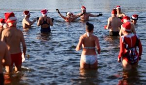 (ВИДЕО+ФОТО) Езеро Оранкезе – Група берлински пливачи пливаа во костими на Дедо Мраз и елфови: Тие пееле и божиќни песни