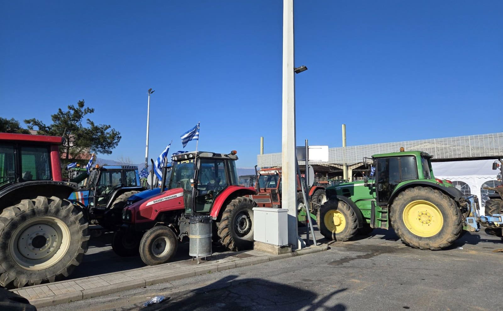 ВО ПРЕСРЕТ НА ПРАЗНИЦИТЕ, грчките земјоделци ги олабавија, но не ги укинаа блокадите на граничните премини кон Македонија и Бугарија