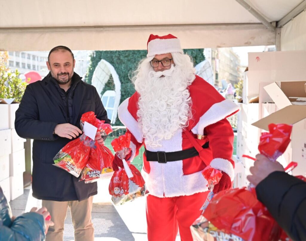 Насмевки и радост на плоштадот „Македонија“: Дедо Мраз ја донесе празничната магија во Скопје