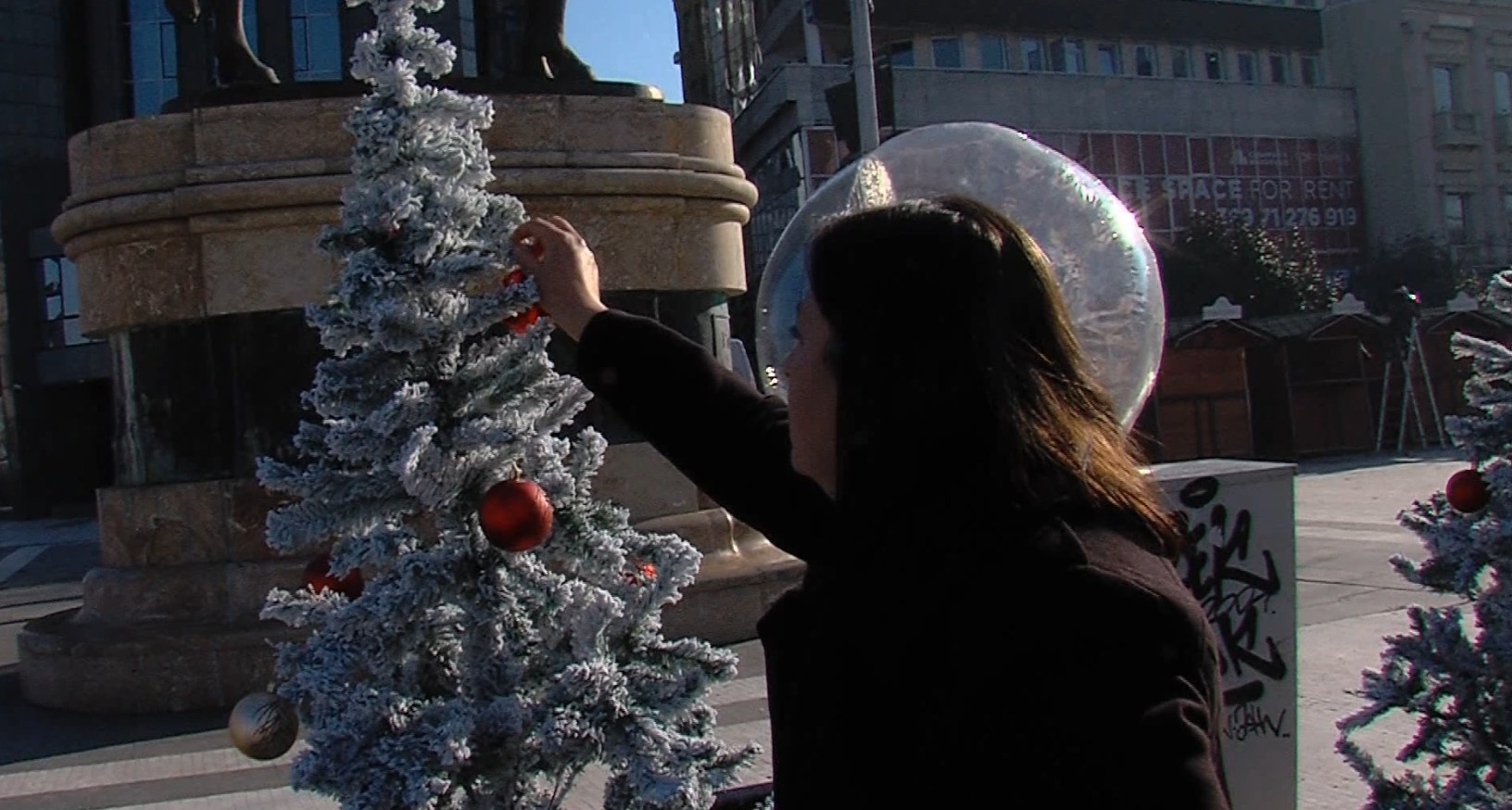 Вечерва ќе светне новогодишната елка и ќе биде отворен божиќниот маркет на плоштадот Македонија