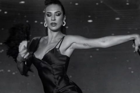 Полина Тасева со врежаното трико во бујните облини ги препотува мажите во теретана и без вежбаат