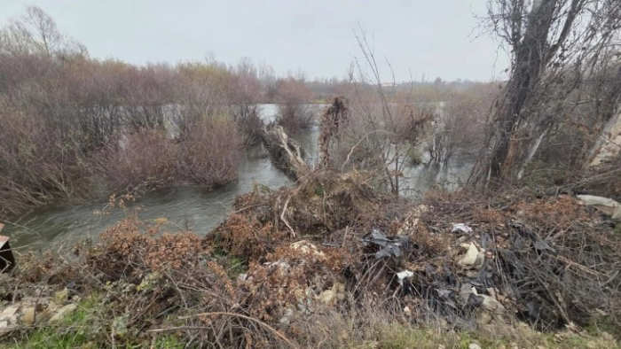 Изместување на коритото на Црна Река, загрозен локалниот пат кон село Трстеник