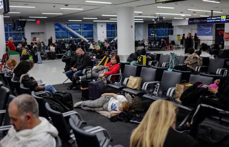 СНЕЖНАТА БУРА ГИ ЗАПРЕ АВИОЛЕТОВИТЕ ВО САД – откажани 900 летови вчера, над 1.700 во петокот