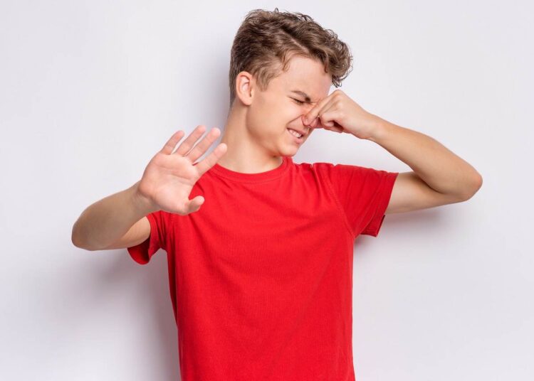 НЕПРИЈАТЕН МИРИС КАЈ ДЕТЕТО: Кога е знак за пубертет и како да се справите