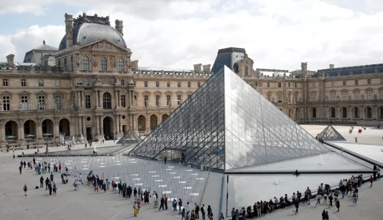 Вода протече низ таванот на Лувр, оштетени стотици вредни предмети