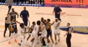 Луда тепачка во НБА: Малиот Алварадо не се плаши од поголемите „другарчиња“ (ВИДЕО)