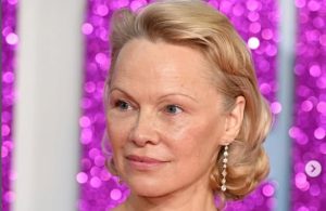 (ФОТО) ГО ПРОМЕНИЛА ИМИЏОТ, ЈА ШОКИРАШЕ ЈАВНОСТА И ТВРДИ ДЕКА СЕКОЈА ЖЕНА МОРА ДА ГО ЗНАЕ ОВА: 9 модни лекции од Памела Андерсон!