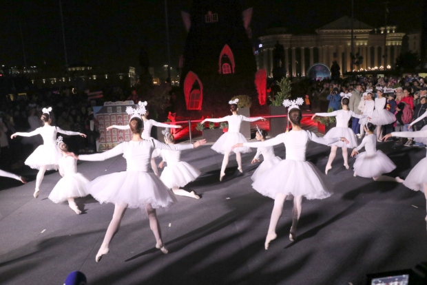 И ова е Скопје…новогодишната елка блесна на плоштадот