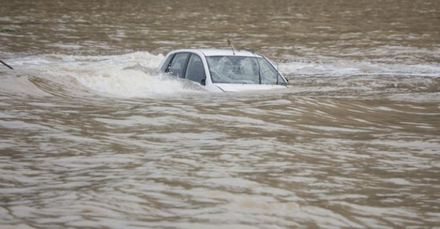 Автомобил заврши во реката Треска, нема повредени