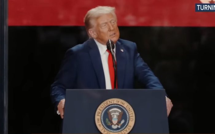 ТРАМП: Русија, Русија, Русија…! Тие го лажеа Путин и тој не ги почитуваше, а мене ме почитува!