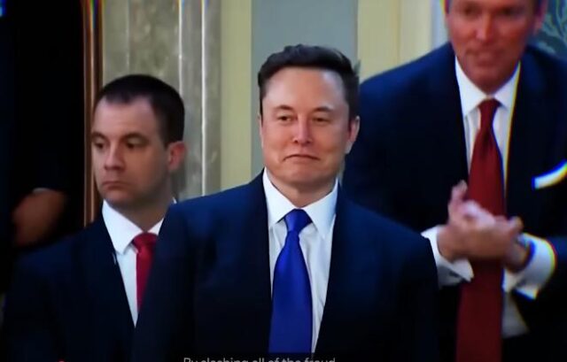 Маск жали што работел за Трамп: Да не го бев направев тоа, можеби луѓето немаше да палат автомобили