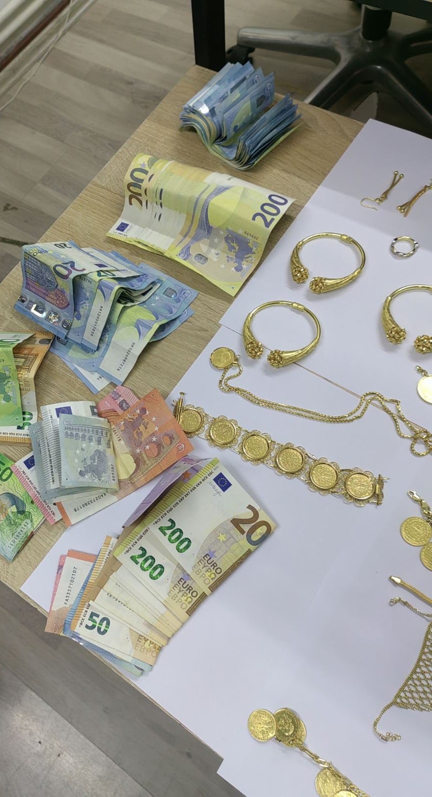 Приведени три лица – краделе пари и злато